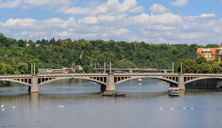 Na Mánesův most se od středy nedostanou auta, autobusy, ani tramvaje
