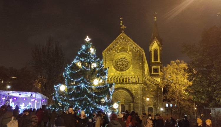 VÁNOCE NA OSMIČCE: Adventní koncerty i hokejový zápas. Strom v Karlíně už svítí