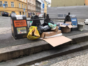 Jak města bojují s přeplněnými kontejnery? Lidé mohou problém hlásit přes aplikace, pro dlouhodobou změnu se musí obrátit na úřad