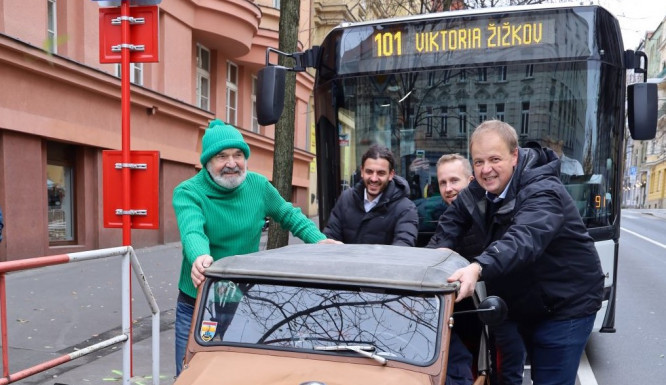 Svěrák otevřel zastávku U Prdlavky. Zastávka Husinecká se přejmenuje na Viktorii Žižkov