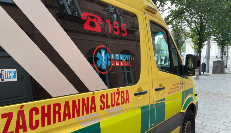 Zfetovaný muž na Brněnsku pokousal a zkopal tři záchranáře