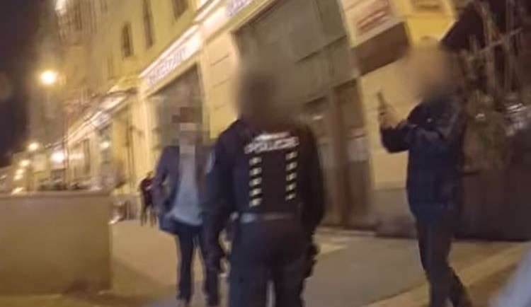 Cizinec povalil odpadkový koš, nadával strážníkům a napadl kolemjdoucího. Skončil v poutech