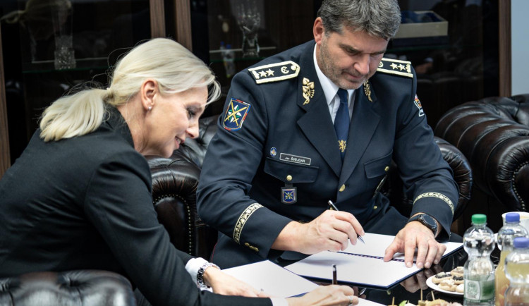Můžeme ztratit deset tisíc lidí, obává se povinného očkování policejní prezident
