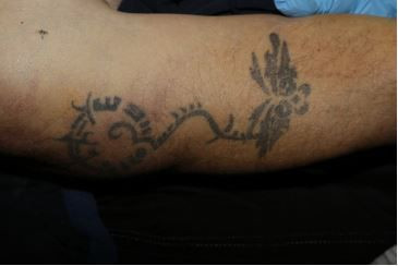 Kriminalisté pátrají po totožnosti neznámého potetovaného muže, zemřel uvnitř plzeňského bytu