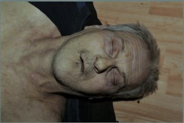 Kriminalisté pátrají po totožnosti neznámého potetovaného muže, zemřel uvnitř plzeňského bytu