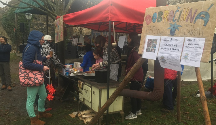 Projíst se k dobrému skutku. Topinky z táborových kamen pomůžou Terezce s dětskou mozkovou obrnou