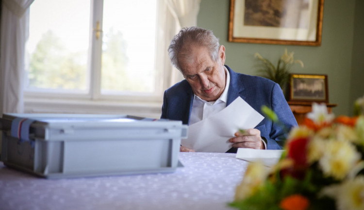 Zeman má pozitivní test na covid a míří zpět do nemocnice