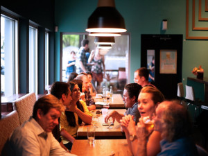 Vláda projedná omezení velkých akcí a noční uzavření restaurací