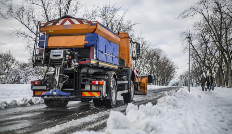 Kvůli prvnímu sněhu přibylo dopravních nehod. Na jižní Moravě vyjely posypové vozy