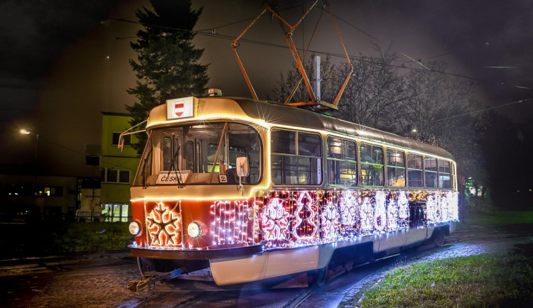 Blížící se Vánoce v Brně připomíná tradiční nazdobená šalina