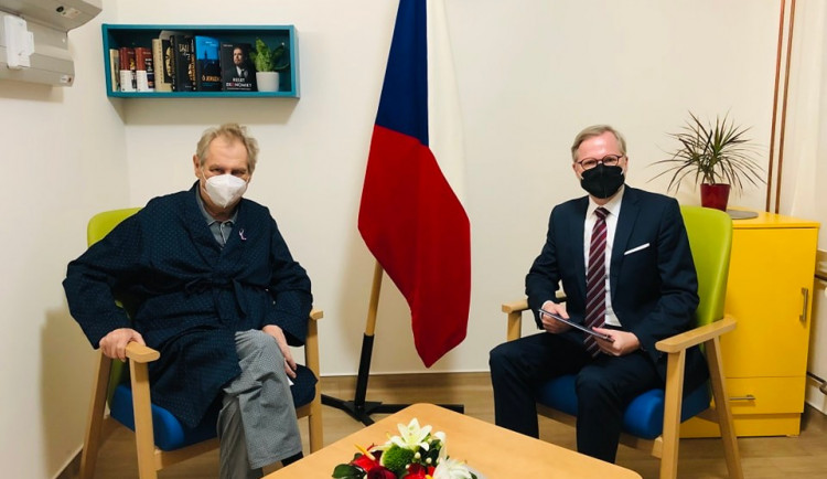 Zeman opustil Ústřední vojenskou nemocnici, Fialu chce jmenovat v neděli