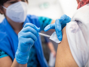Registrace k očkování pro lidi nad 60 třetí dávkou se otevře v pondělí