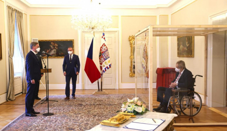 Prezident Zeman jmenoval novým premiérem Fialu.