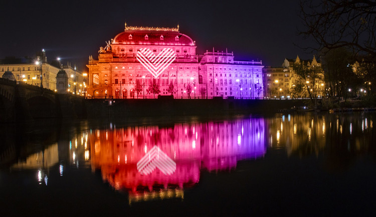 Dnes večer se na Národním divadle v Praze rozzáří obří srdce