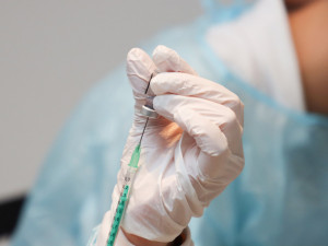 Očkovaní lidé budou muset po významném rizikovém kontaktu na test