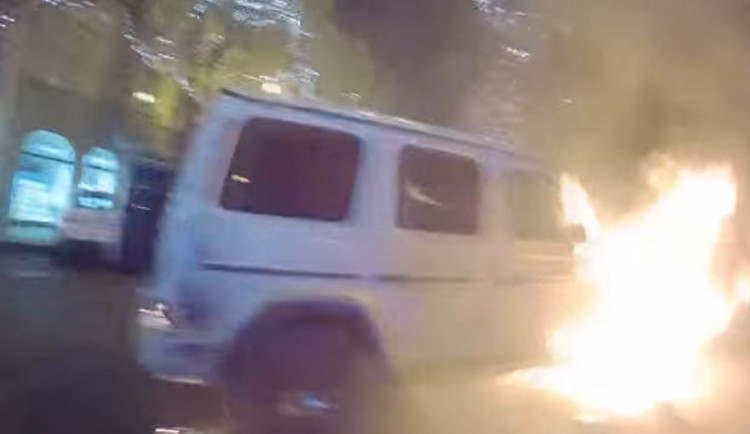 Muž v centru Prahy zapálil Mercedes, pak sám začal hořet. Hrozí mu dva roky ve vězení