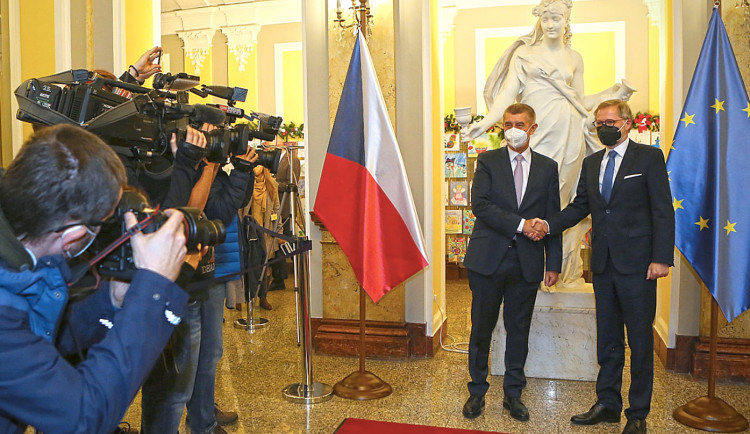Politici oceňují společné vystoupení Fialy a Babiše na podporu očkování