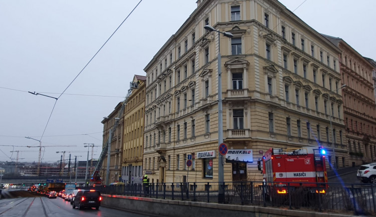 Prahu zasáhl silný vítr. Hasiči zasahovali u uvolněných plechů na střechách