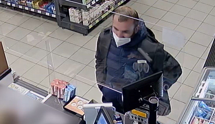 Policie pátrá po agresorech. Napadli a okradli muže, pak platili jeho kartou