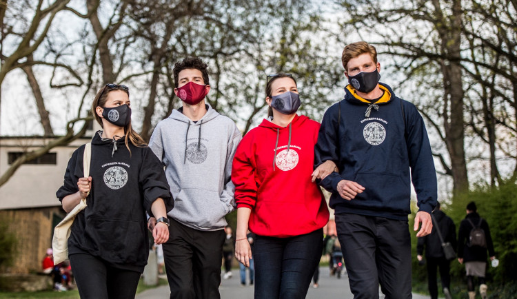 Některé vysoké školy v Praze zavedly výuku on-line, někde se stále učí prezenčně