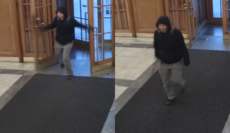 Muž si přišel vyřídit účty na ministerstvo s železnou tyčí v ruce. Pátrá po něm policie