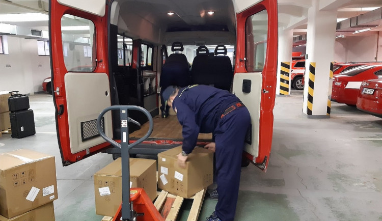 Hasiči na jižní Moravě pomáhají v nemocnicích i s rozvozy testů do škol