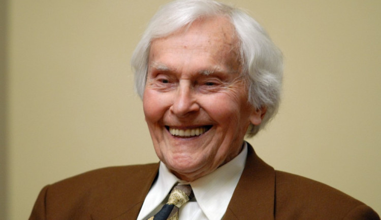 Zemřel cestovatel Miroslav Zikmund, bylo mu 102 let.