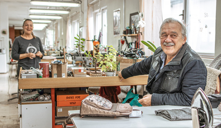 Zdeněk Rinth na servisní dílně v trutnovské Kaře.