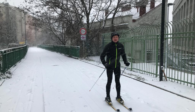 Praha se probudila do zasněženého rána. Milovníci běžkování vyrazili na cyklostezky