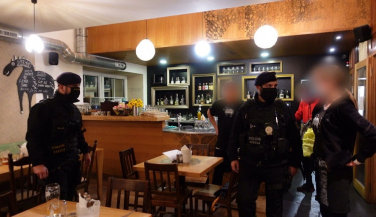 Policisté zjistili v pražských hospodách a barech přes víkend desítky porušení zavírací doby