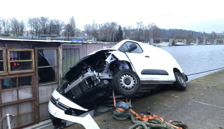 Auto sjelo ze silnice a skončilo na lodi ve Vltavě. Řidič měl zdravotní komplikace