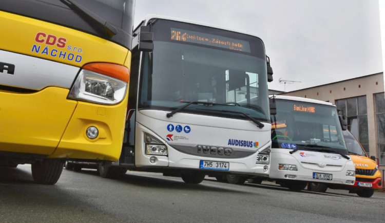 Autobusoví dopravci navrhují kvůli nedostatku řidičů prázdninový provoz