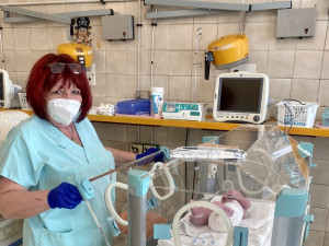 Maminky, které mají jiný názor, se snažíme respektovat, říká sestra z novorozeneckého oddělení