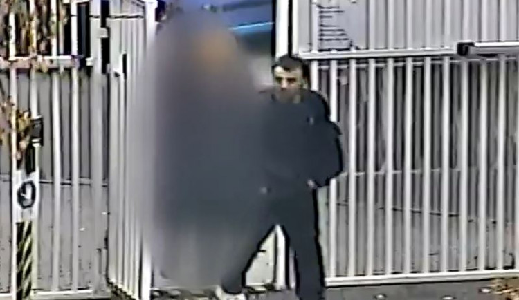 Muž znásilnil ženu v Praze. Nalákal ji na to, že potřebuje pomoci s filmem, který natáčí