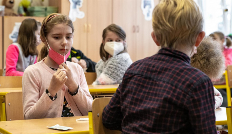 Dušek: Nákaza se nešíří víc ve školách, jenom ji lépe zachytáváme testy