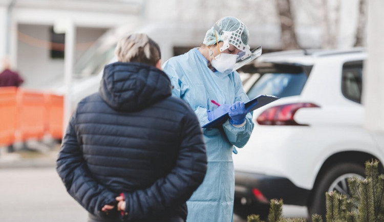 Senát zřejmě schválí motivační příspěvek až 370 Kč denně pro lidi v karanténě