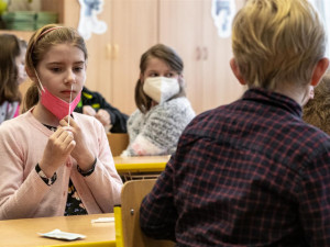 Dušek: Nákaza se nešíří víc ve školách, jenom ji lépe zachytáváme testy