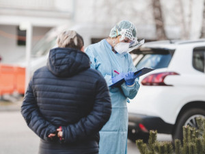 Senát zřejmě schválí motivační příspěvek až 370 Kč denně pro lidi v karanténě