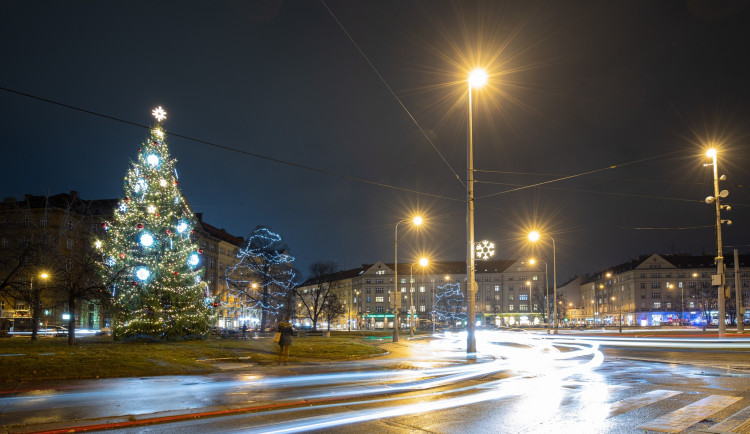 VÁNOCE NA ŠESTCE: Dejvice jsou letos bez svítícího jelena, trhy na Kulaťáku jedou dál