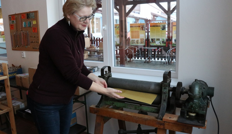 Svíčky na Vánoce chystáme už od března, říká zakladatelka jihomoravské chráněné dílny