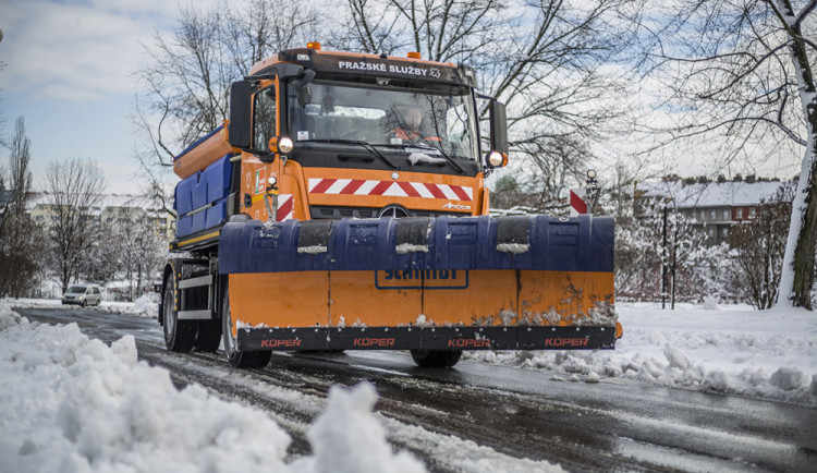 Na silnicích a chodnících opatrně. Meteorologové varují před náledím