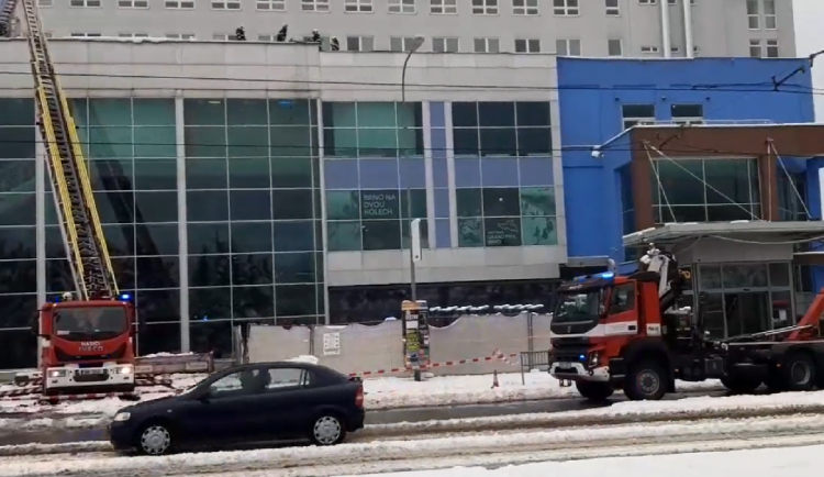 Střecha Technického muzea v Brně nevydržela váhu napadaného sněhu