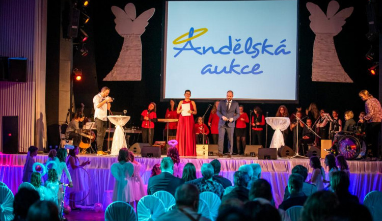 Andělská aukce se letos poprvé uskuteční online.