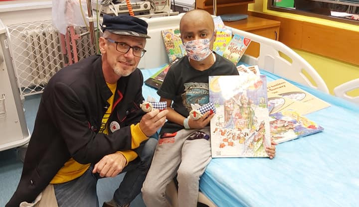 Sám si prošel rakovinou, dnes dětem se stejnou diagnózou rozdává naději na uzdravení skrze adventní kalendáře.