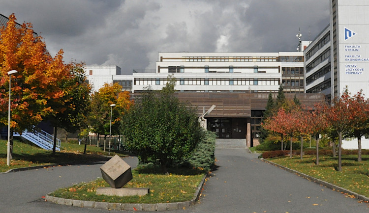 Cheb přesouvá očkovací centrum z kostela do budovy vysoké školy