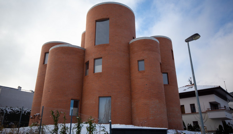 Takešiho hrad je hotový. Dům Tomia Okamury vzbuzuje emoce mezi sousedy i architekty