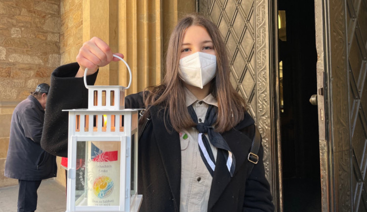 Do Brna přijelo Betlémské světlo. Skauti plamínek přivezli na Petro v