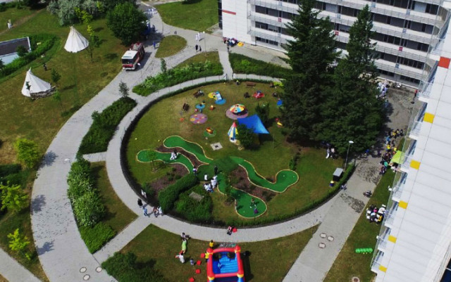Kousek radosti za nemocničním oknem. Nadační fond shání peníze na nové dětské hřiště u motolské nemocnice