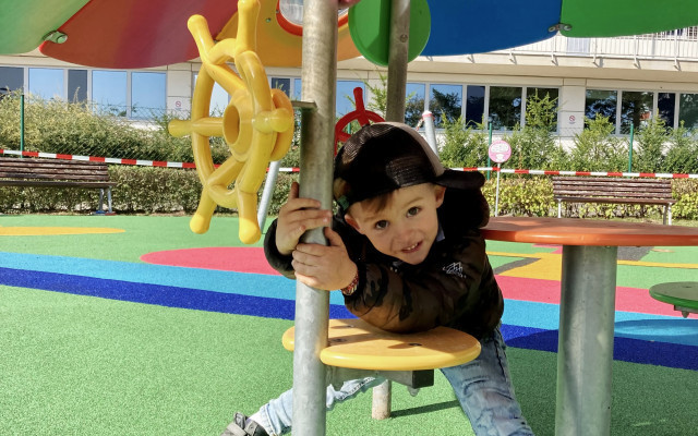 Kousek radosti za nemocničním oknem. Nadační fond shání peníze na nové dětské hřiště u motolské nemocnice