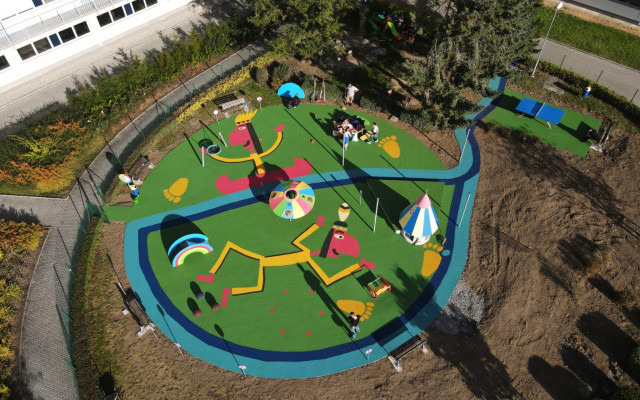 Kousek radosti za nemocničním oknem. Nadační fond shání peníze na nové dětské hřiště u motolské nemocnice